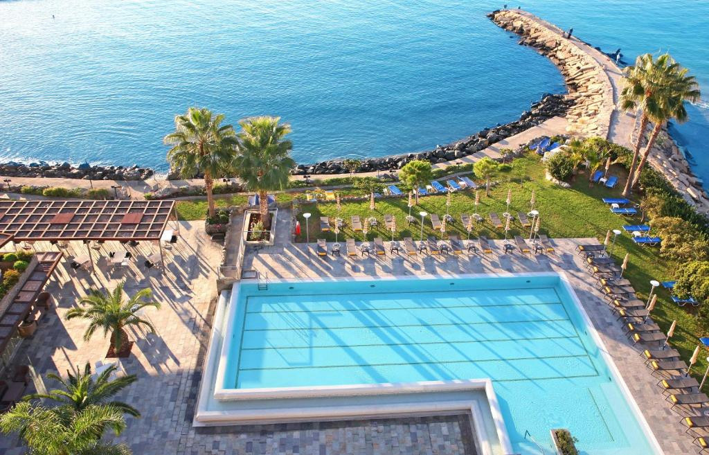 Crowne Plaza Limassol 4*