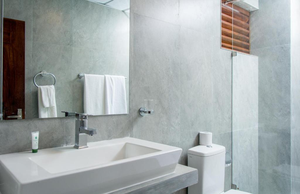 Sapphire Seas Beachfront Hotel 3* миниатюра 4