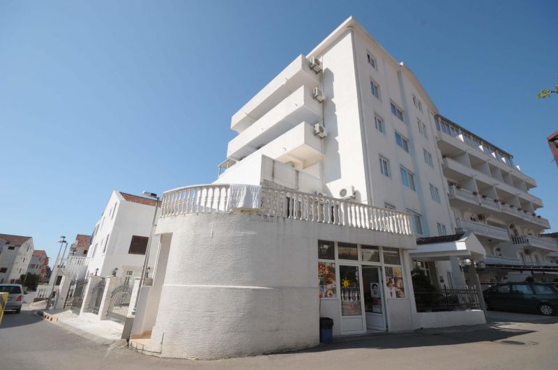 Azzuro Apartments